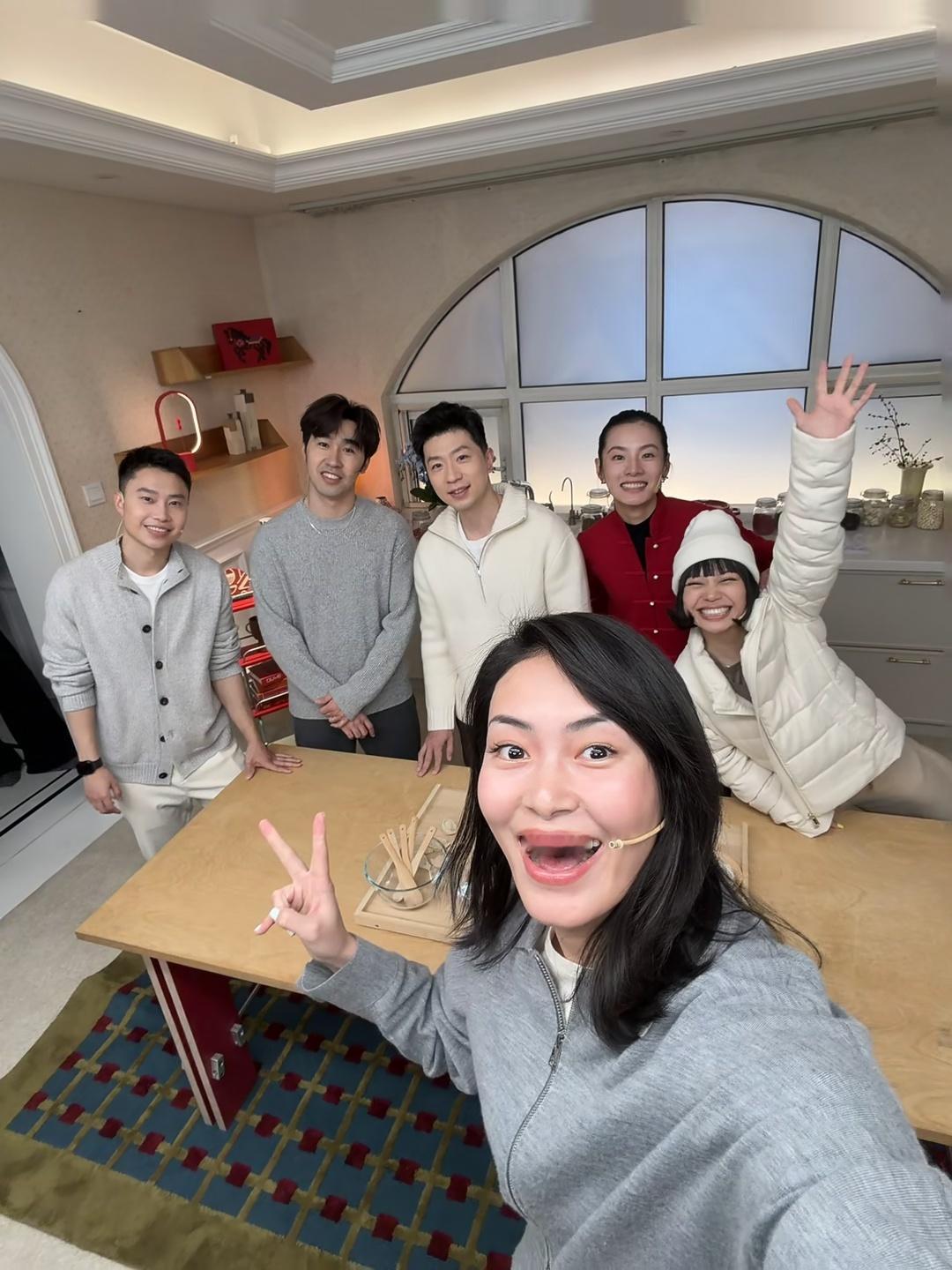 主持人这还有一张合影