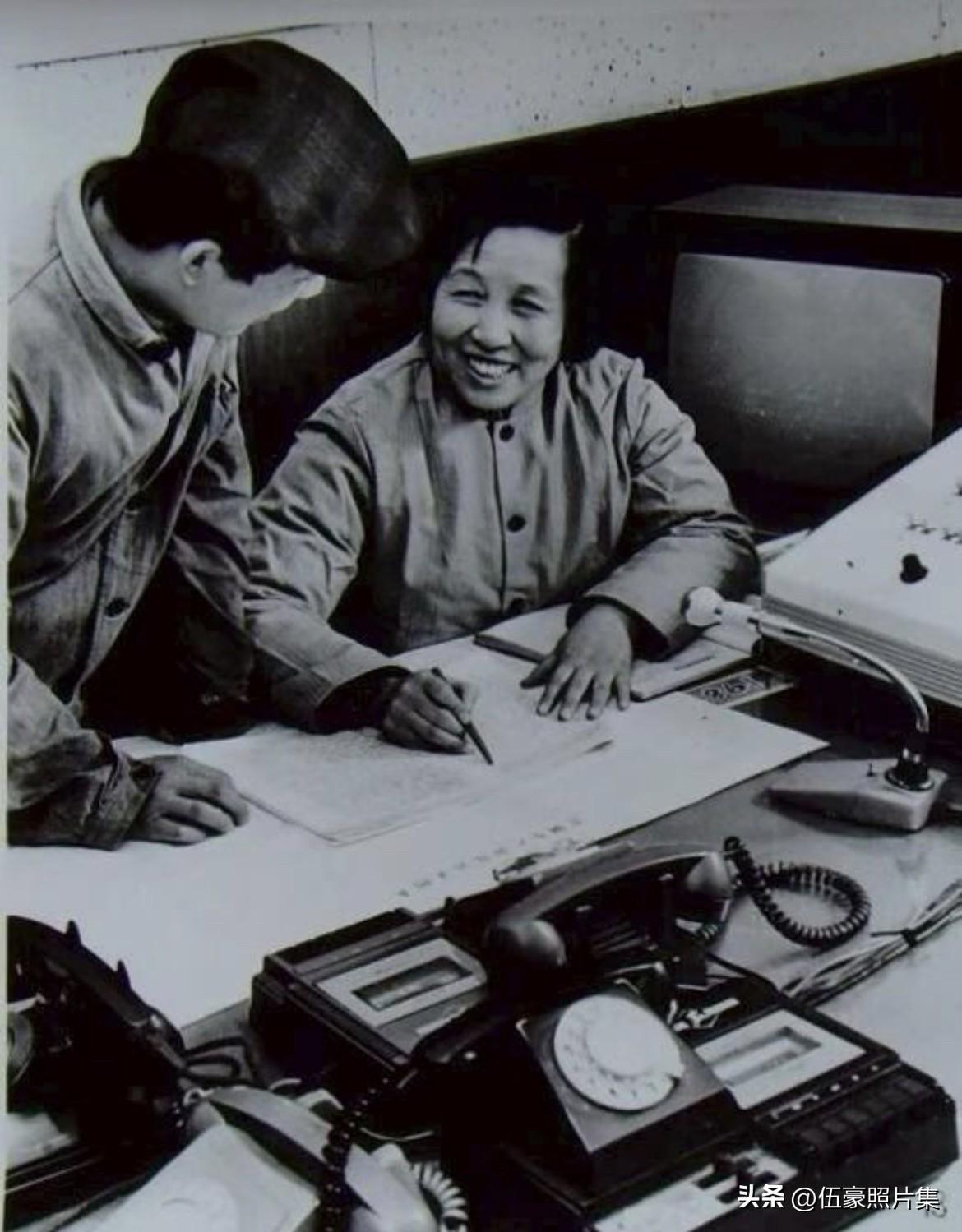 上世纪八十年代，首钢副经理赵长白工作中的老照片。这位从江苏镇江走出的女性，是新中