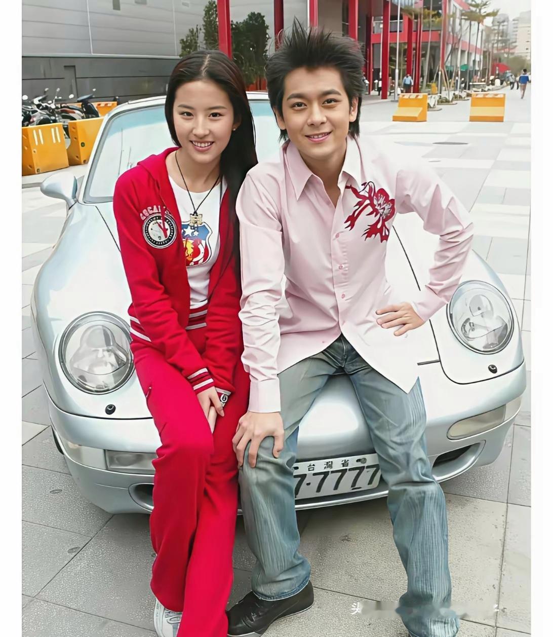 2004年，刘亦菲17岁，林志颖30岁，二人均是高颜值，也十分般配，只是没走到一