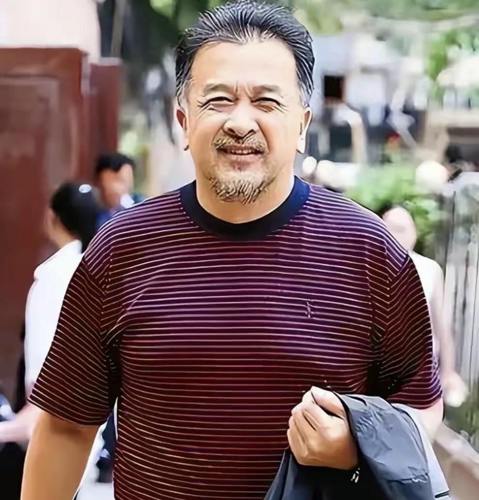 娱乐圈常青树黄宏，曾经是少将军衔，一夜销声匿迹65岁含饴弄孙
提起黄宏，很多人的