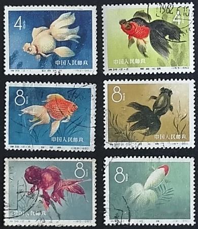 这套特38《金鱼》信销票，全套12枚，是我爸在60年代后慢慢收集的老邮票。
每一