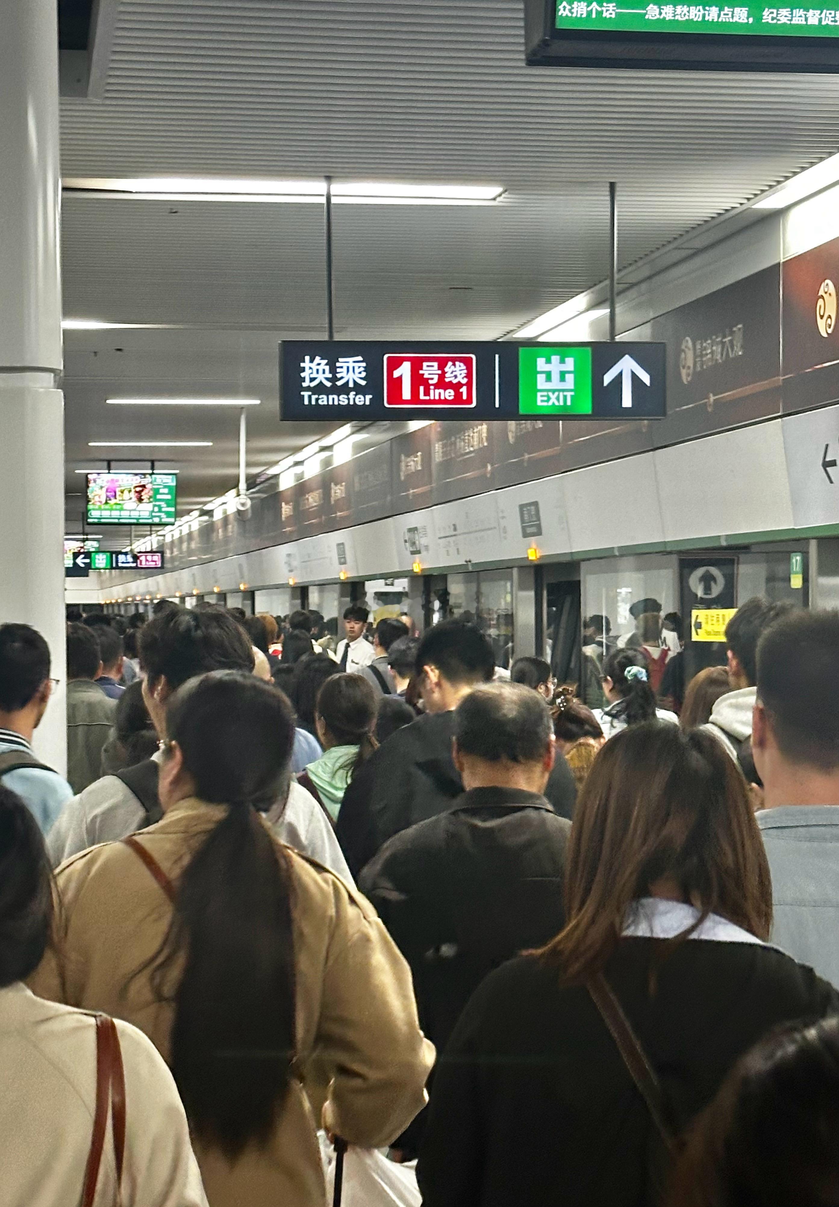 五一假期即将开启 此时此刻的南门兜站地铁客流… 