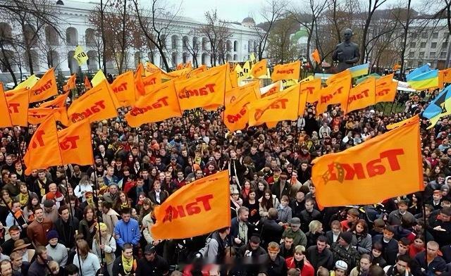 如果现在还有人认为，乌克兰必将打败俄罗斯，不是出于无知，就是别有用心。随着红军城