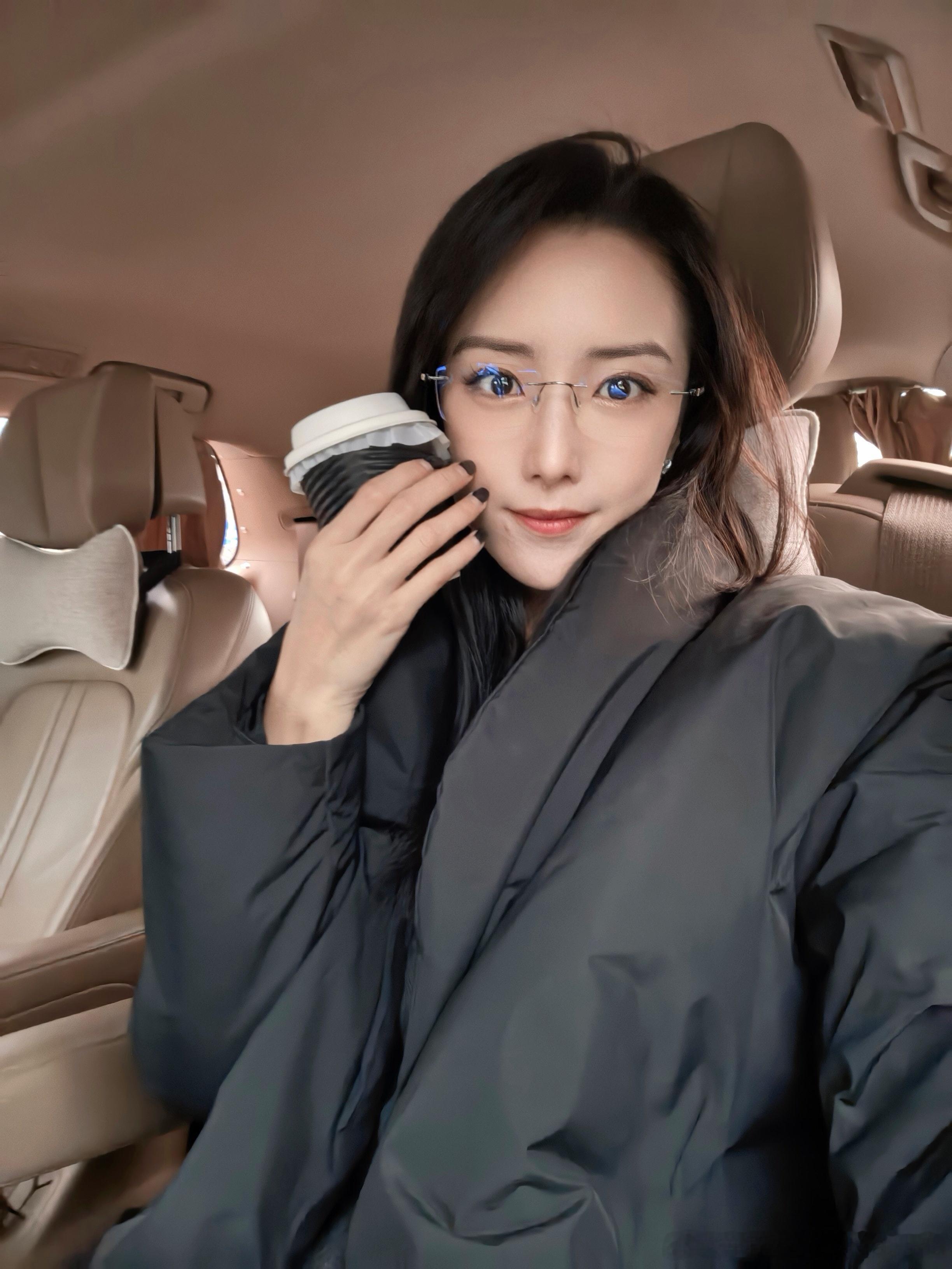 表扬我自己，早早起床化完妆，还吃了早饭，现在出发去蛇年最后一个拍摄了，大家记得好