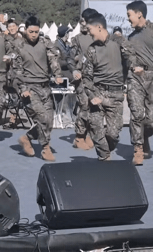 这些韩国士兵瘦瘦弱弱，白白净净的，和台湾地区士兵有一拼，如果半岛真的打起来，这样