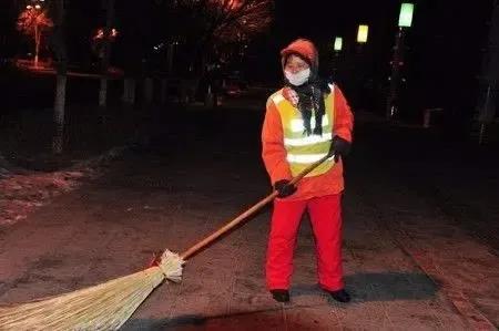 阿姨每天上班，叔叔在家带娃。

傍晚，又看到那个阿姨穿着工作服去上班，头发纨着，