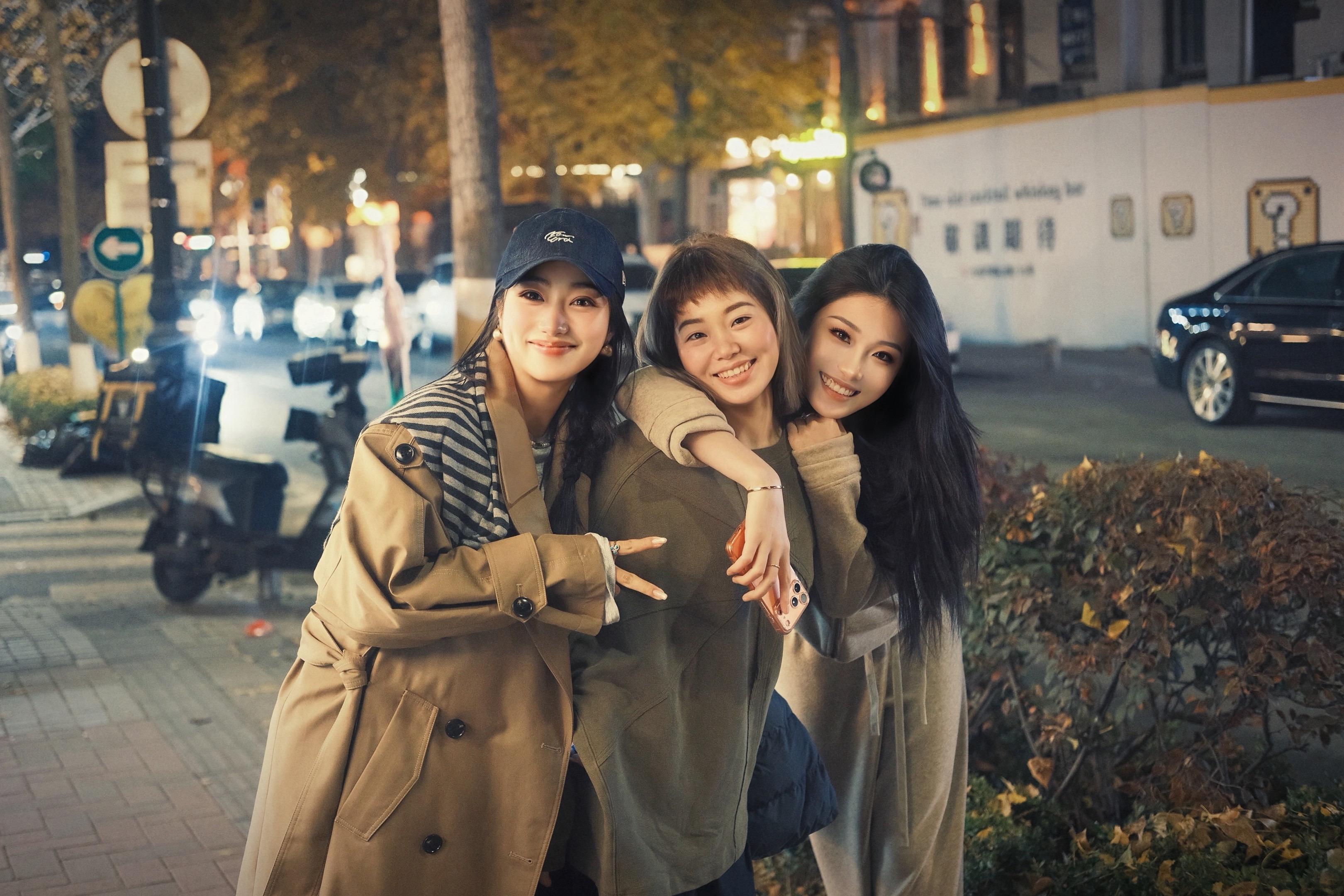 好的友情不逊色于任何爱情。你们的出现可以让我放肆开怀大笑，至少在这一刻...