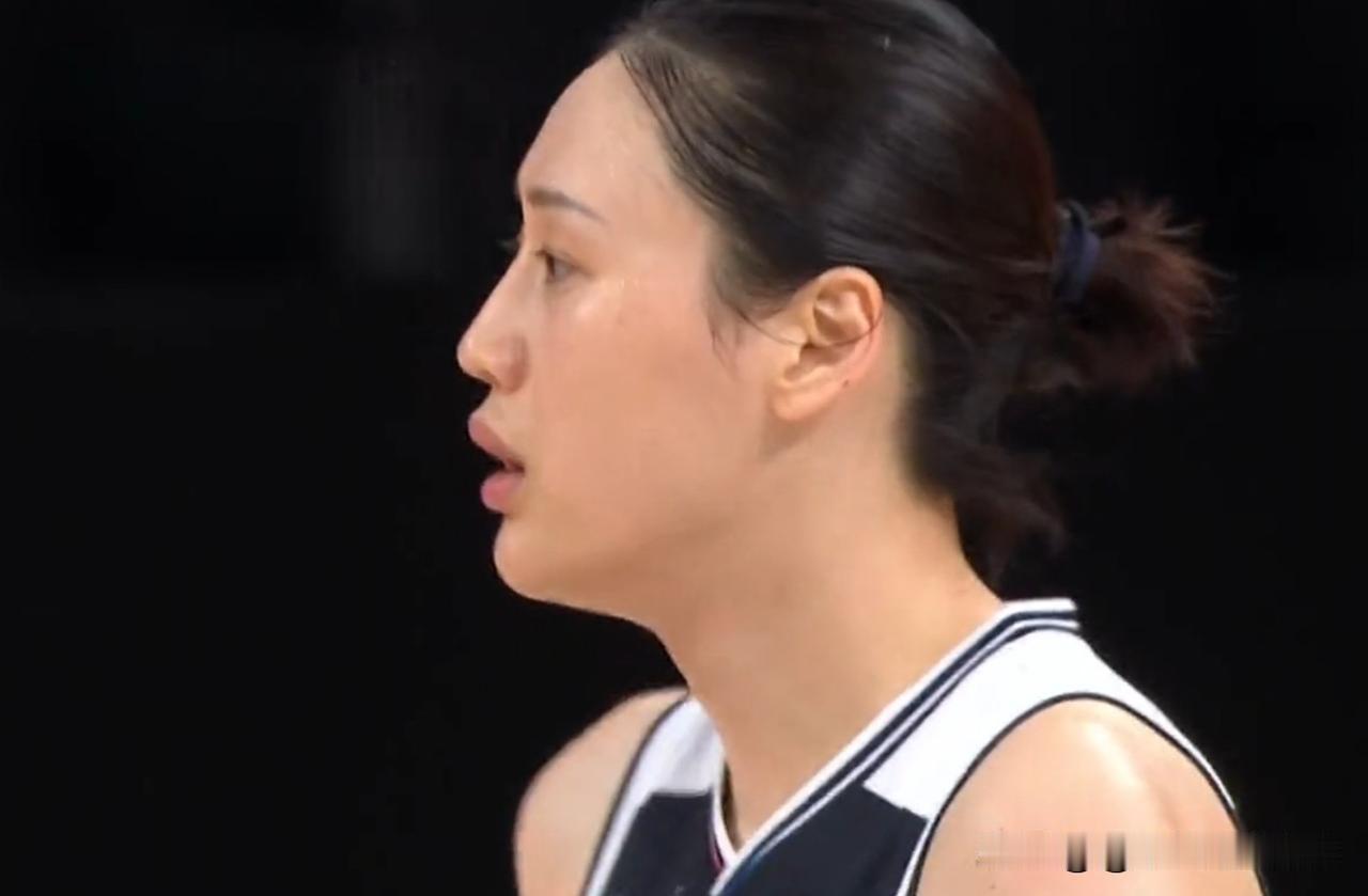 赢得对手肯定！韩国核心姜怡瑟谈张子宇表现:

不得不说，中国女篮新星19号球员(