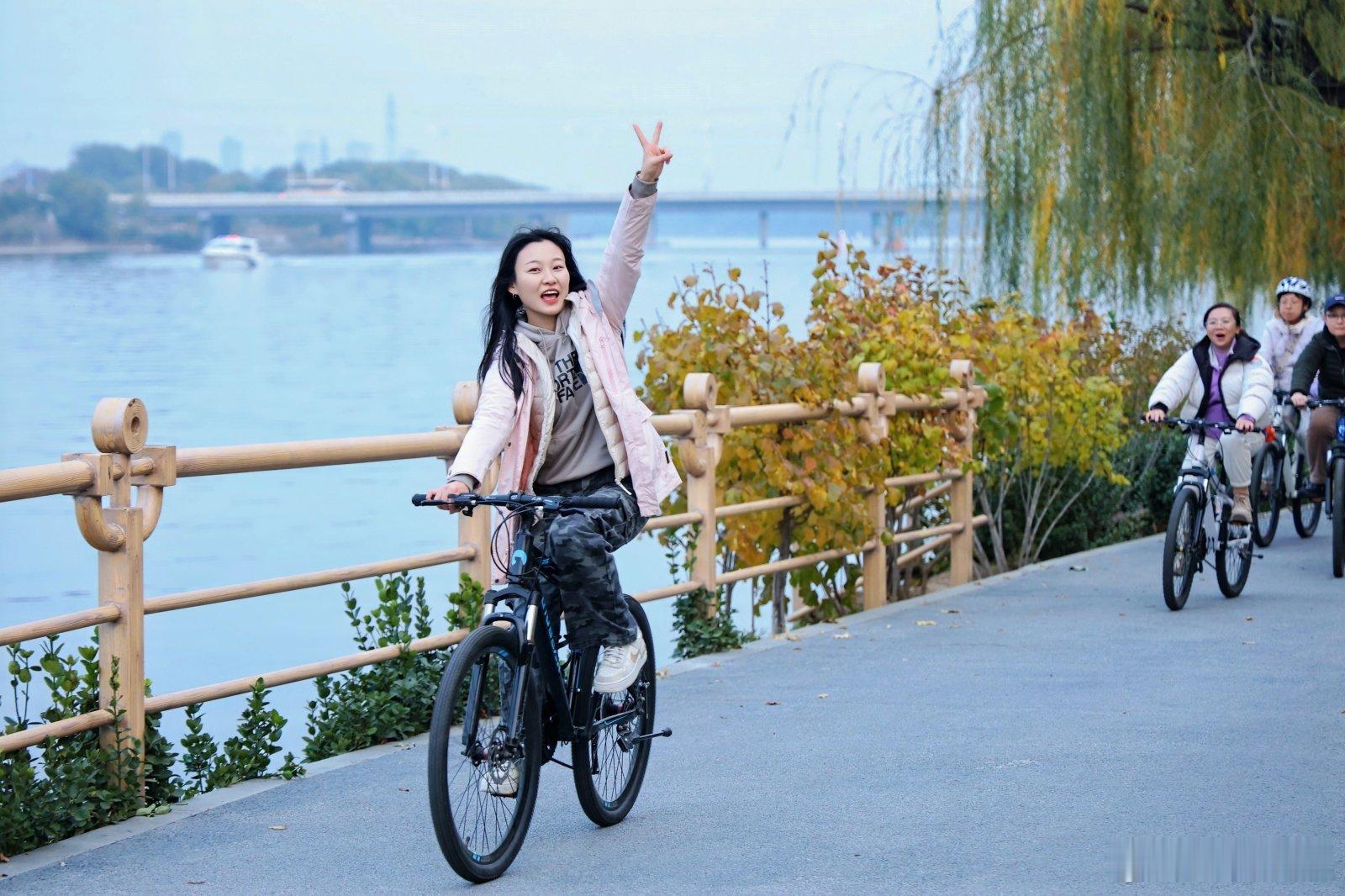 运河暖冬见一面 寒风掠过运河水，却吹不散满岸的暖意。坐上游船看两岸冬景缓缓铺展，