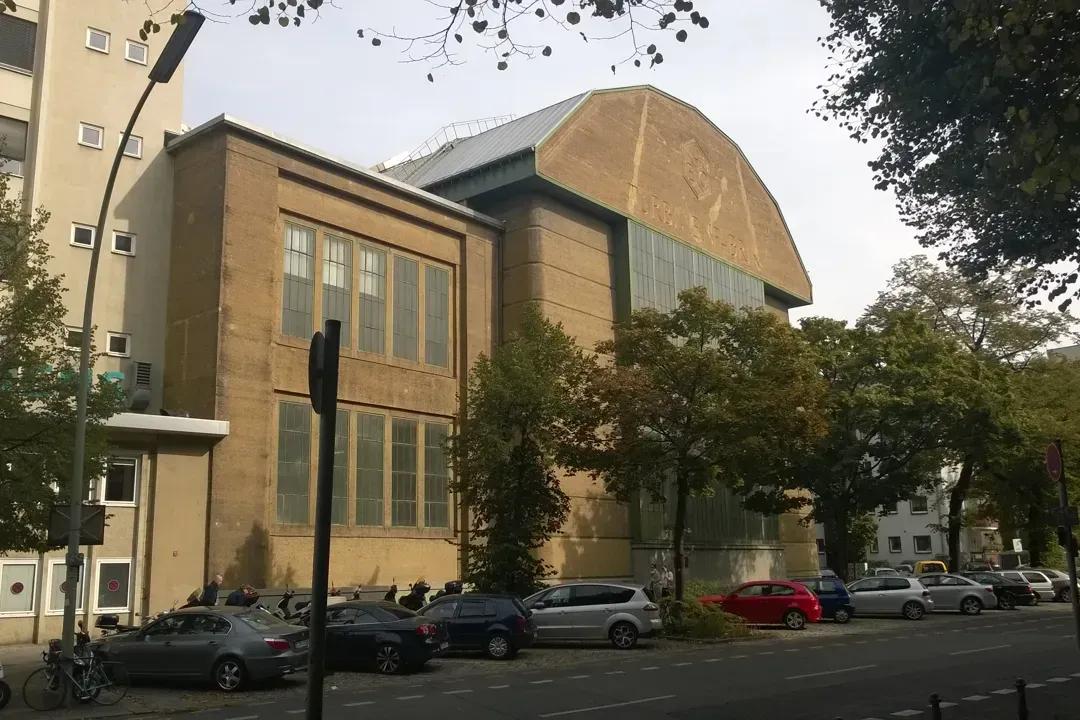 据德国媒体德新社报道，周一16时45分左右，德国健康泉区一个路口突然成了不少人下