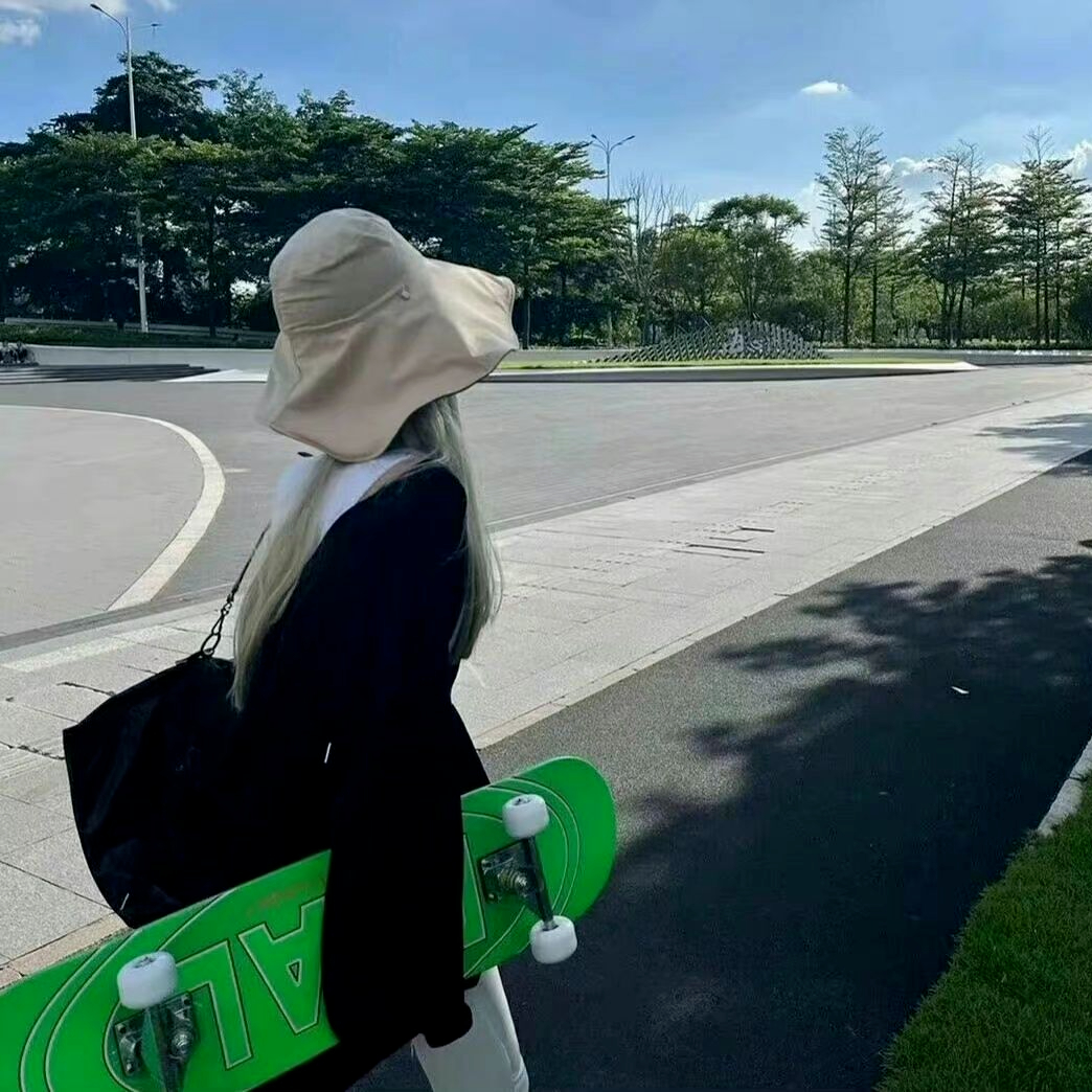 一个上进心很重的人 大概率都是薄情的 TA会远离消耗自己的一切关系 就像温柔的本