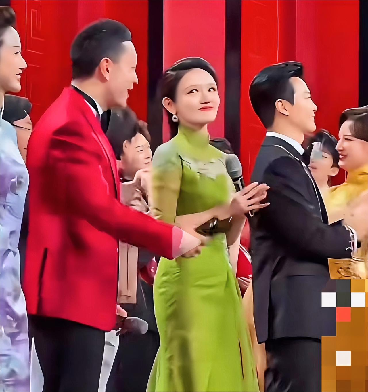 龙洋这择偶标准，属实有点让人望而生畏啊！36岁的她却还单着，公开的三条择偶标准是