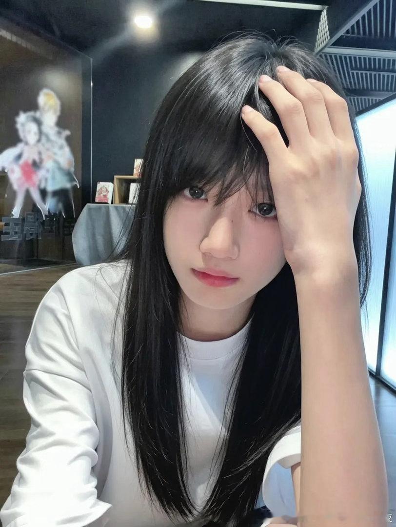 裴 秀 智 