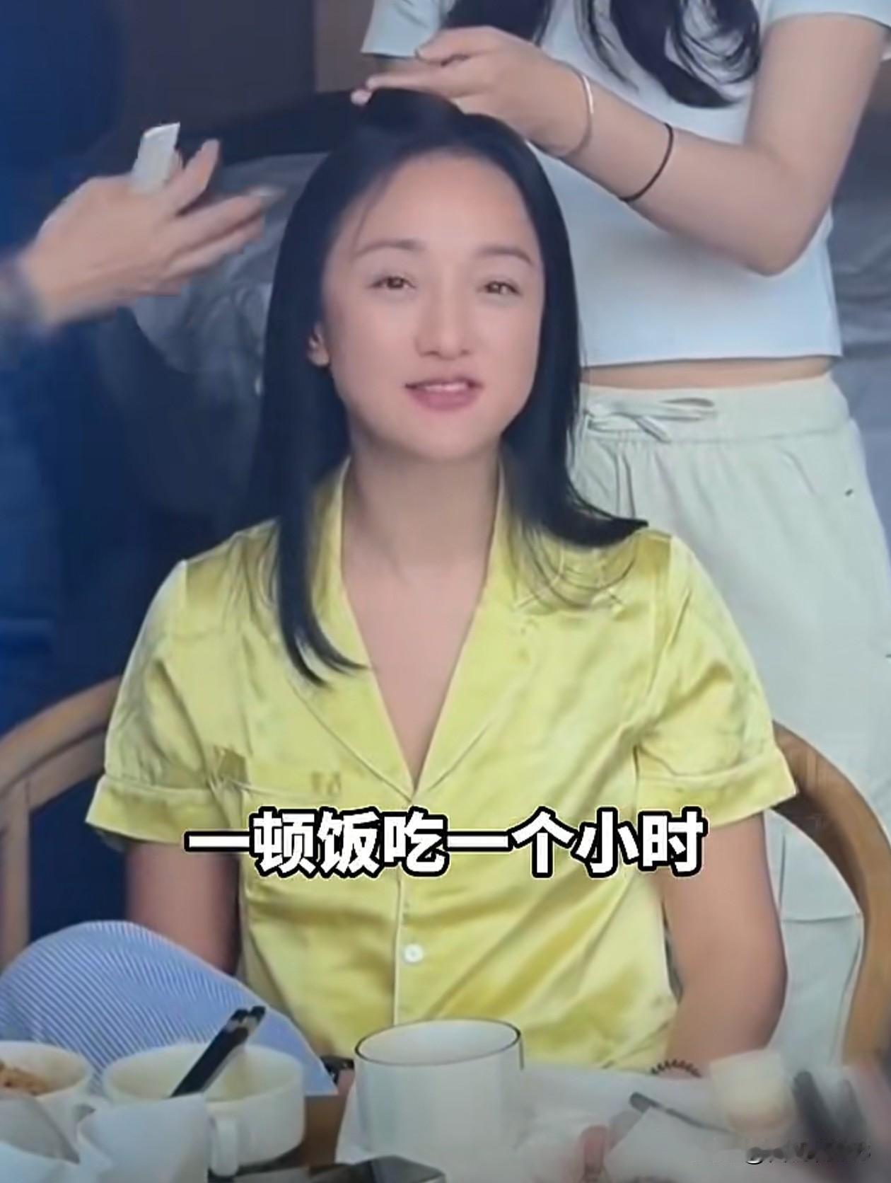 太震惊了
周迅公开自己保持苗条身材的秘籍：
不是节食
而是一顿饭吃一个小时！
解