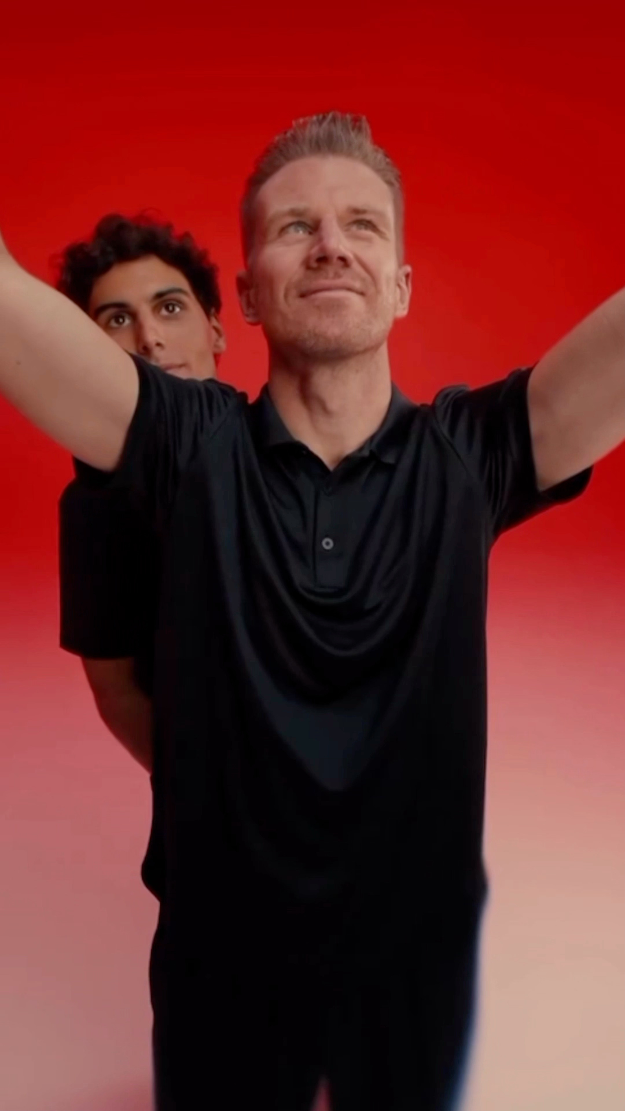 “老夫少妻”这红底照片拍的像“结婚照”一样🙊（bushi 霍肯博格｜博托莱托