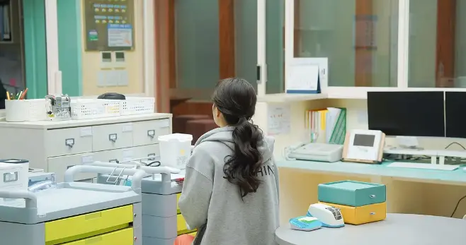 在精神科12000天的他，讲出当代人看不见的痛苦