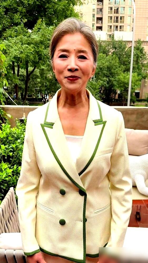 66岁的迟蓬终于拿到硬通货的奖了。
在东方卫视品质盛典上，她凭《生万物》里的大