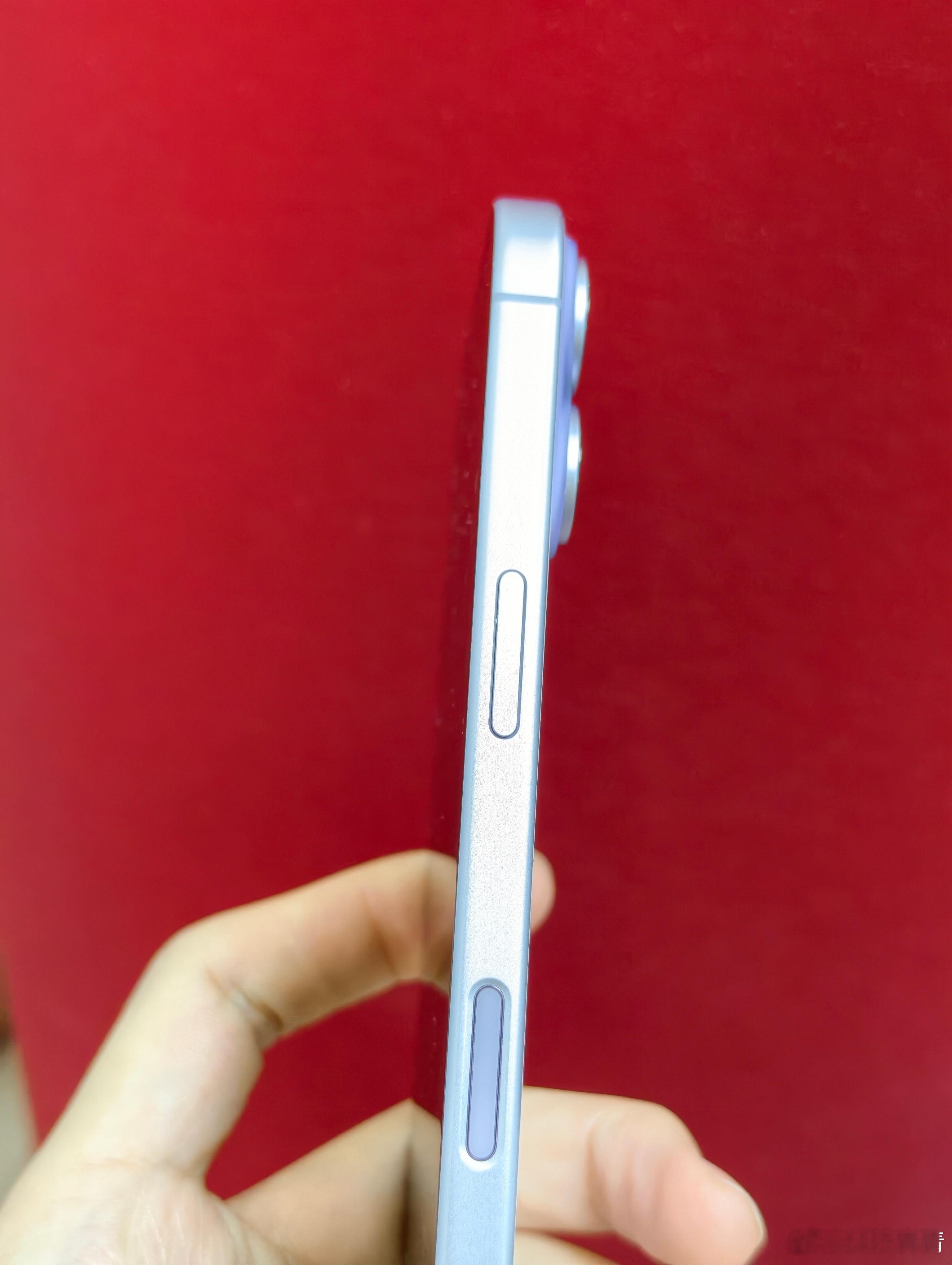 翻到了iPhone 17标准版，更加能理解为啥这手机比较受欢迎了，配置升级力度相