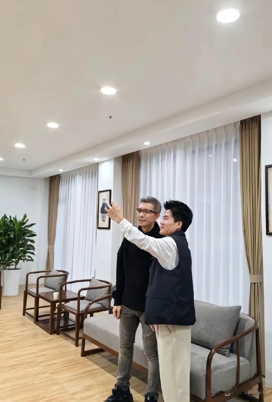 宇辉的人脉又增加了，
和宇辉接触过的人，
应该很少会不喜欢他吧，
幽默风趣情商高
