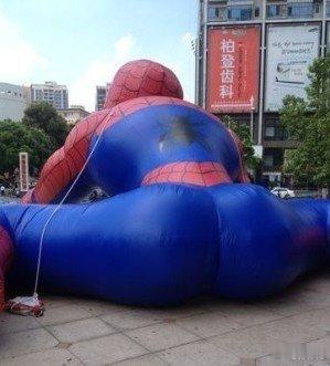 “为啥NBA球员给队友加油都摸屁股？” “那是为了告诉队友：一腚行的。” 