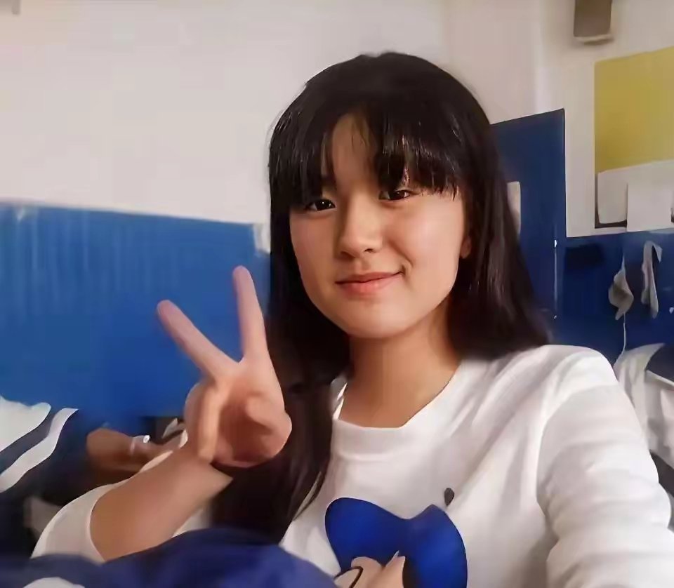 据说这是赵露思中学时期学生照 