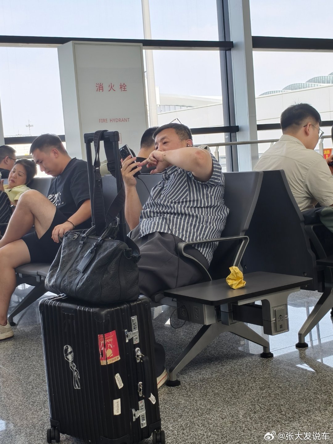 来新疆试驾问界m7机场偶遇徐哥他从武汉过来我从天津过来都在乌鲁木齐转机我俩还是同