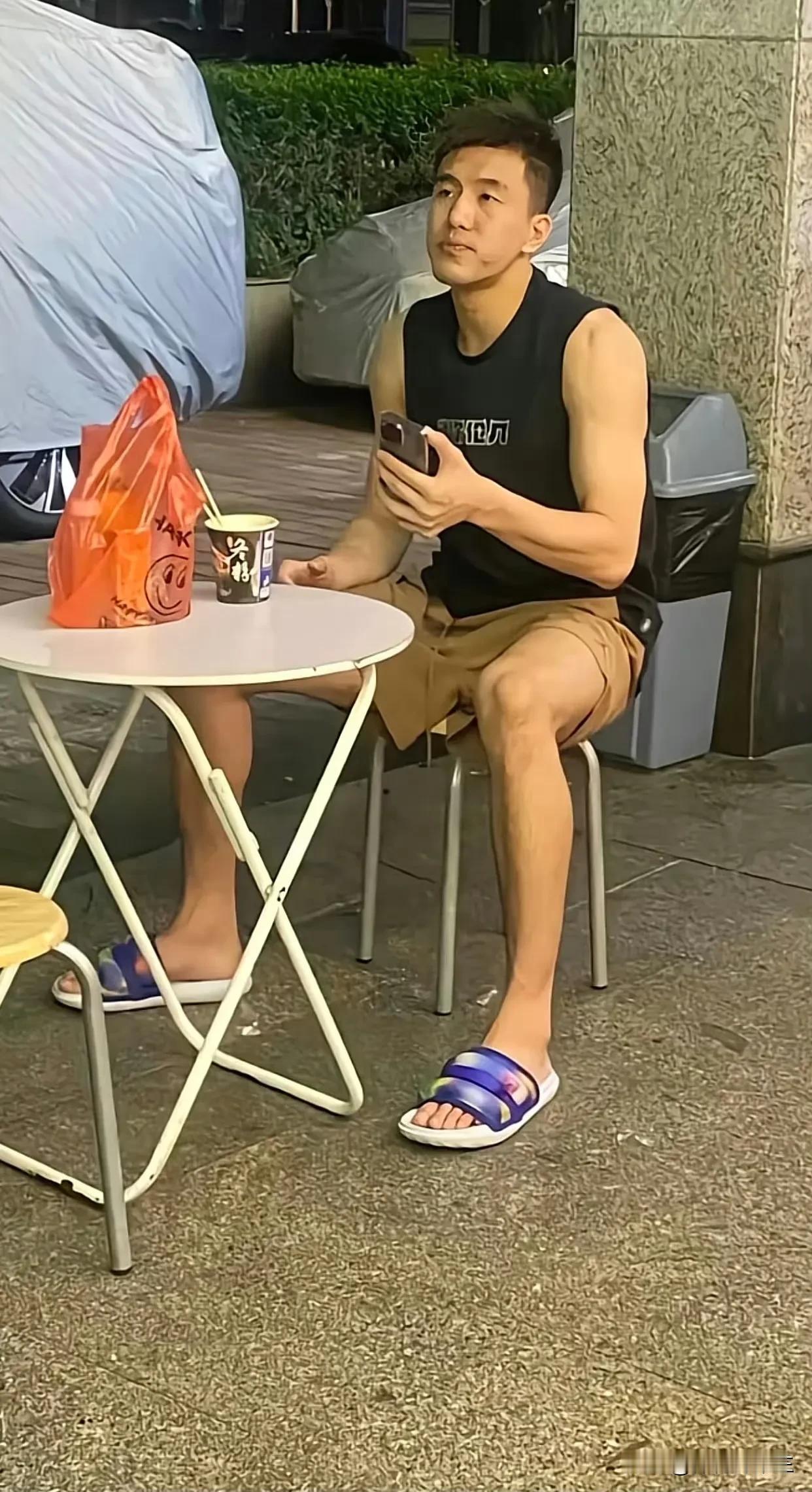 广州街头吃泡面的艾伦[马思纯的微笑][马思纯的微笑]
#郭艾伦#