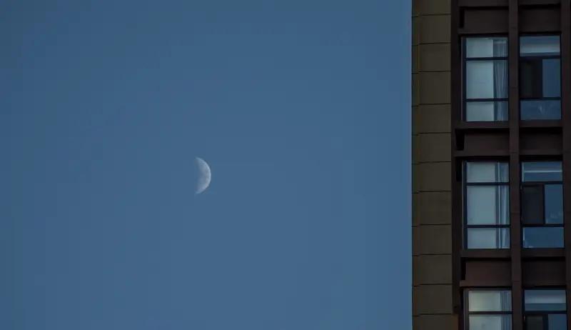 上联：孤灯伴夜思无尽；
下联：残月映窗愁未修。