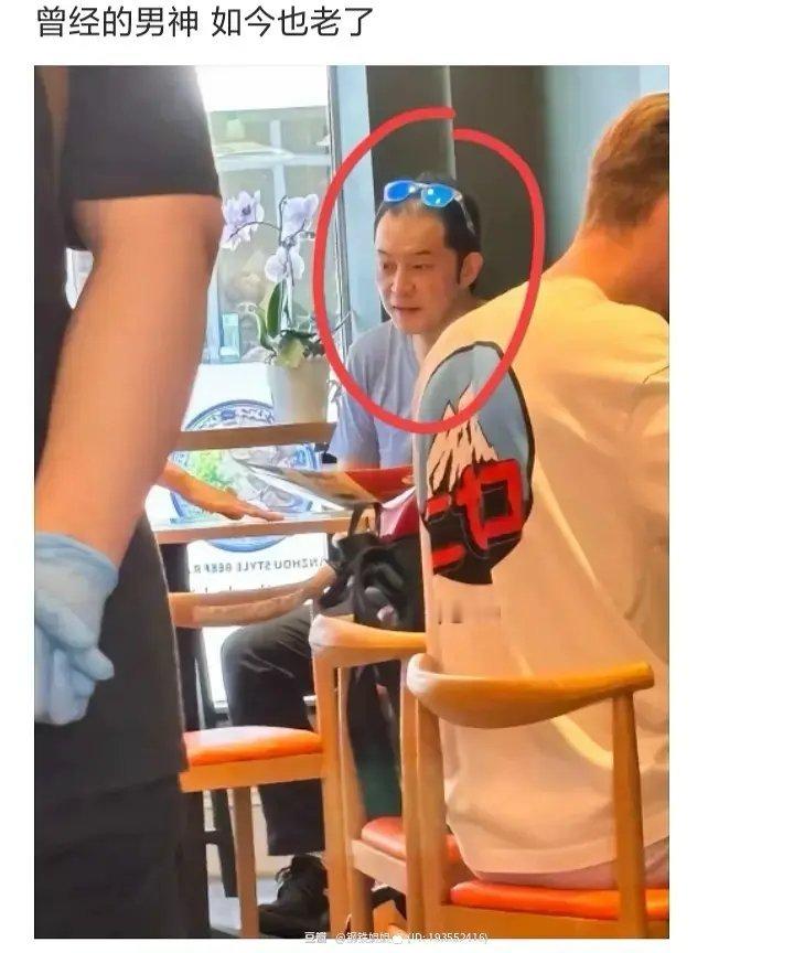 网友在国外餐厅偶遇一位名人 