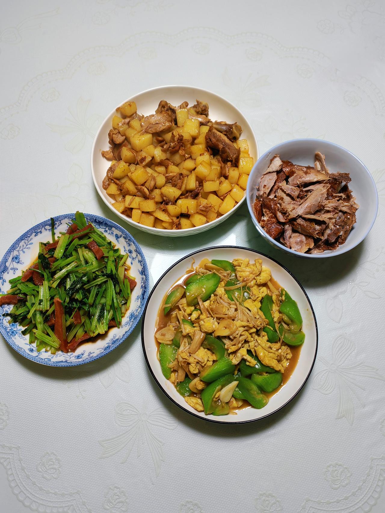 按理说，老公培训回来得早，晚饭本该他做，结果他买了点菜往那儿一扔，张口就说太累了