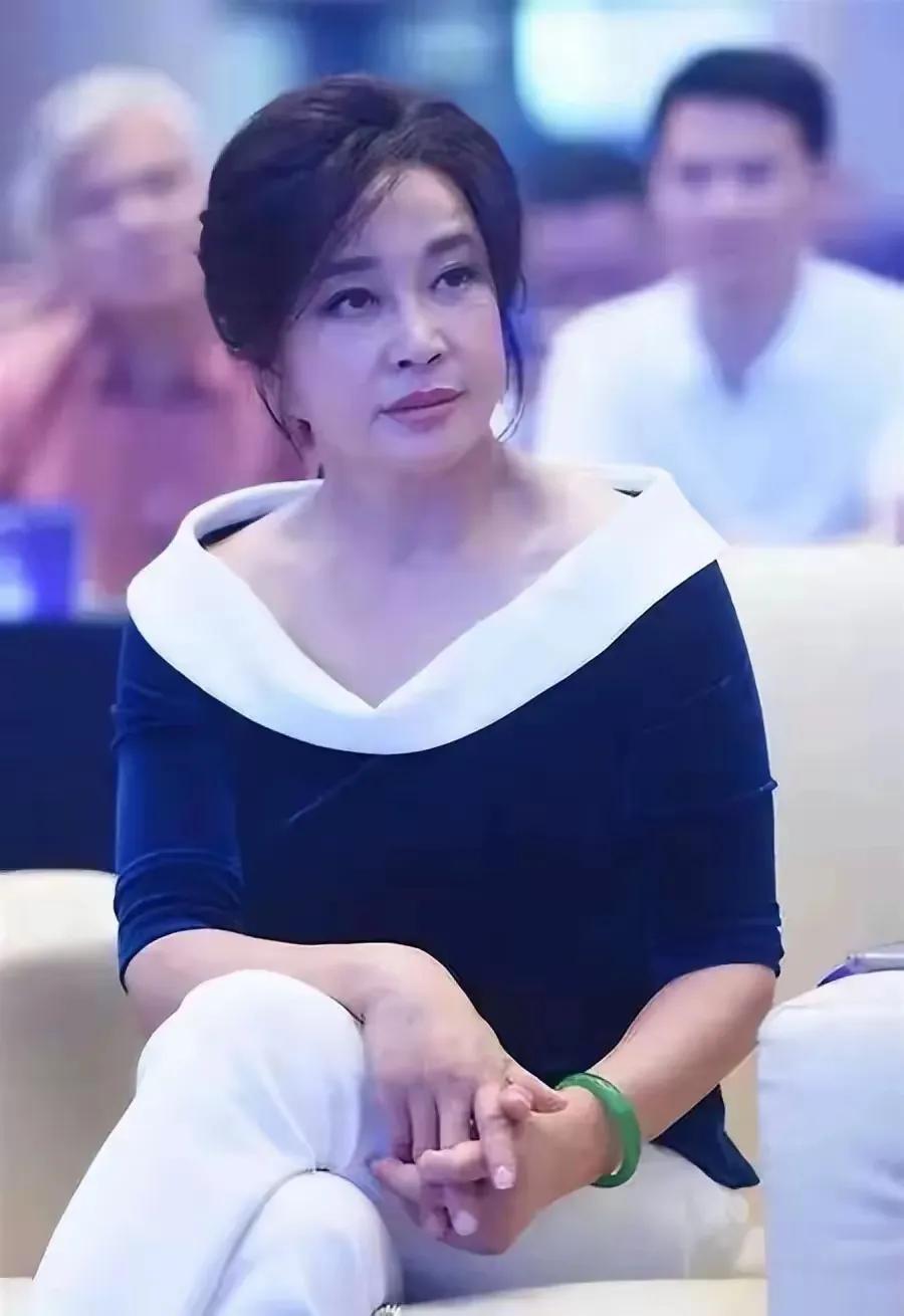 你可以说她老，但是不能说她没有少女感！别看她已经74岁高龄了，只要她自己愿意，随