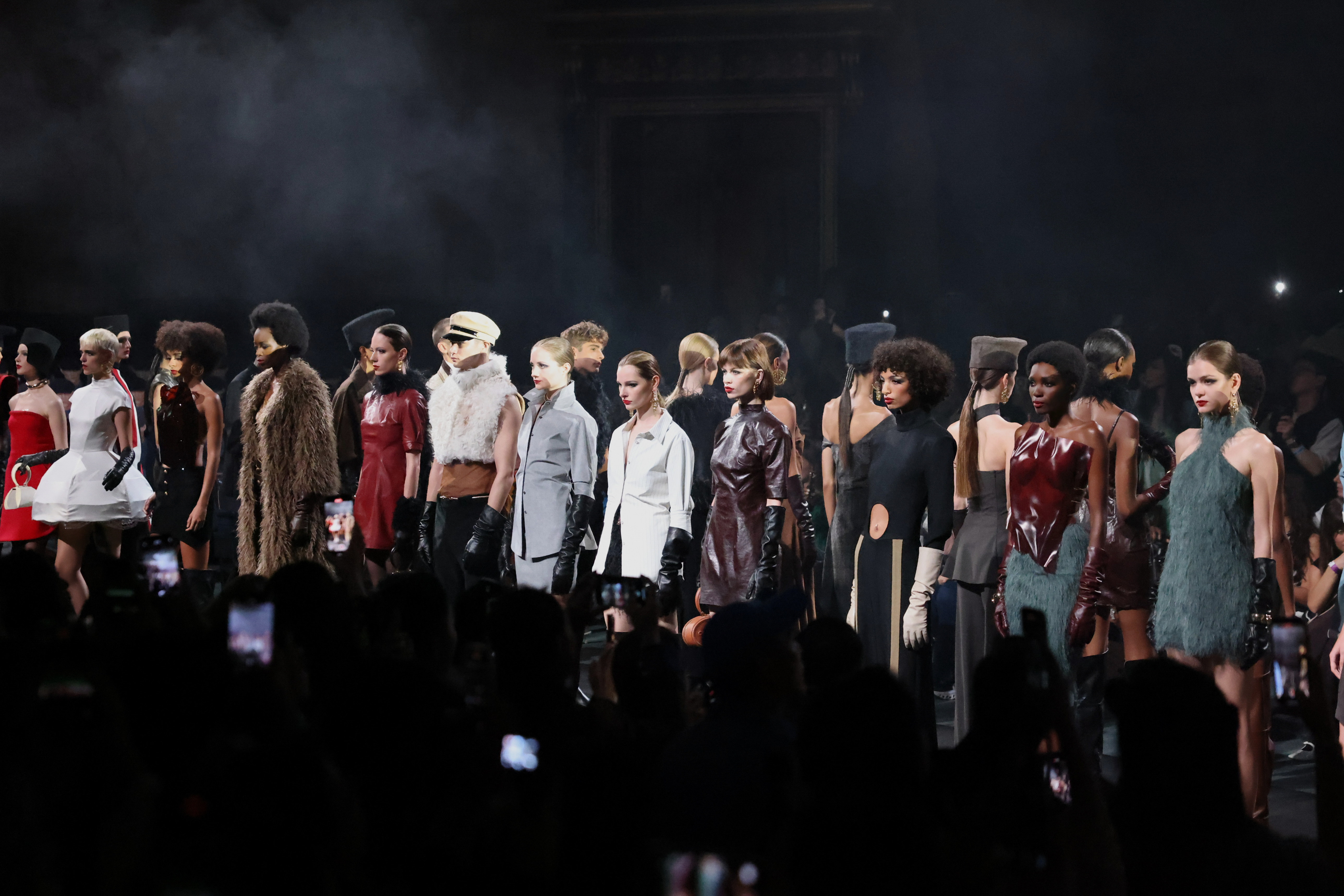 胡兵黄金时代大秀回顾当时钟拨回至 9 月的伦敦时装周 ，这场精彩大秀绝对不容错过