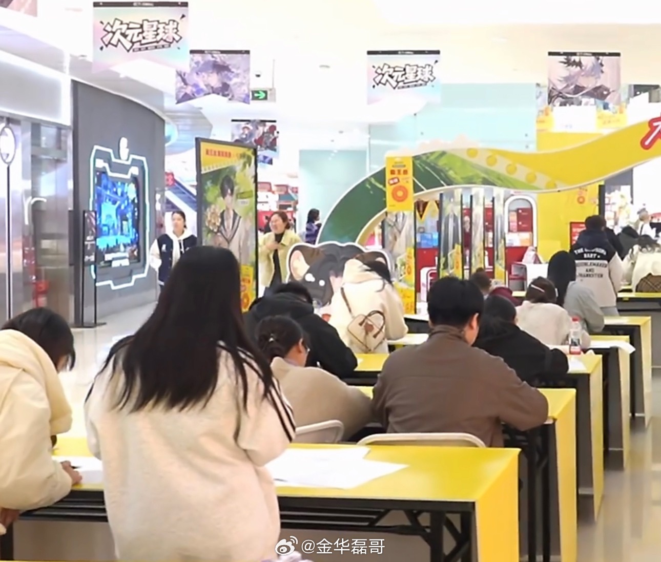 女子追星参加笔试靠实力拿满分追星也能沉浸式答题，把热爱变成一场趣味考试，既考验真