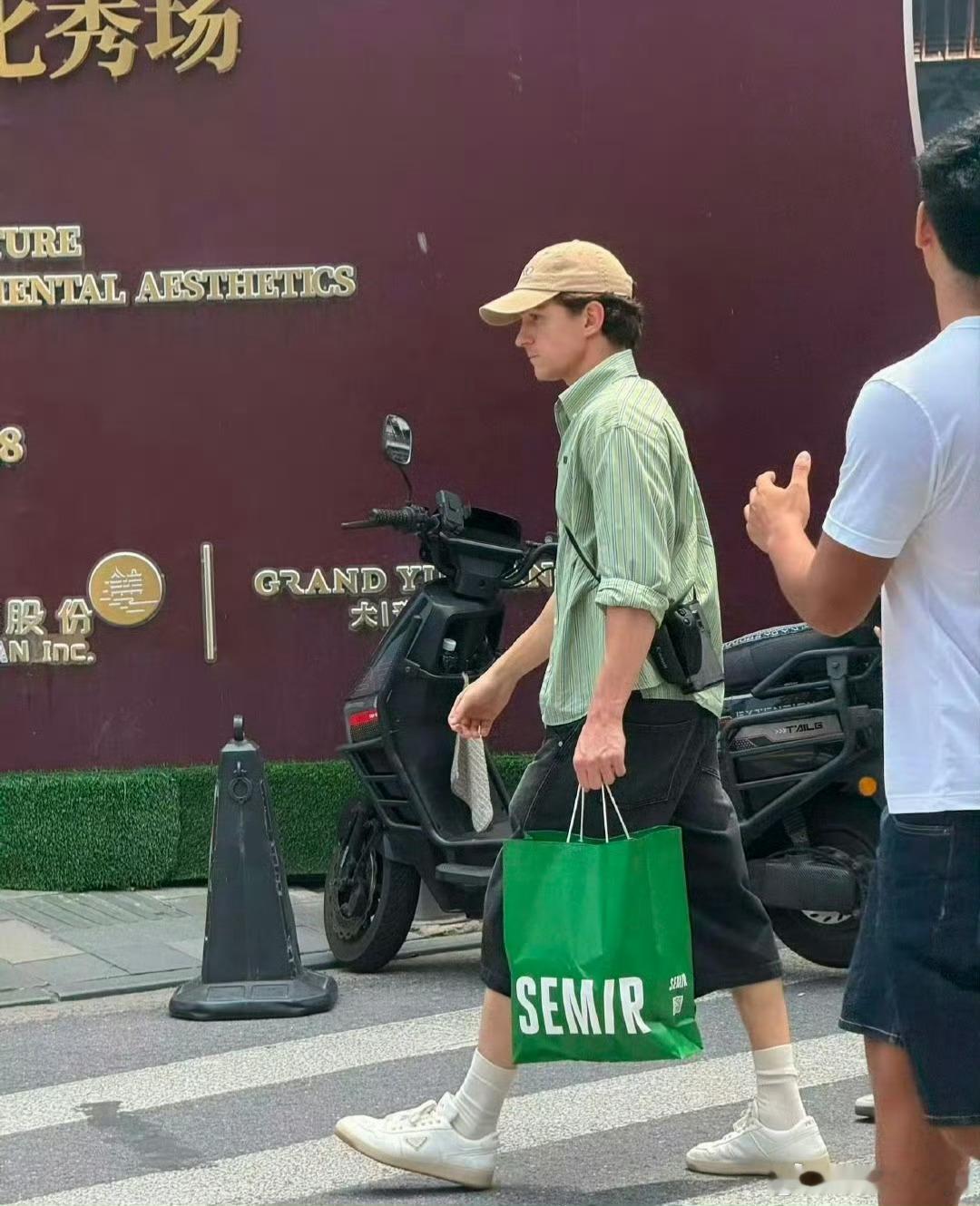 森马实体店摆了套荷兰弟套装，爆笑 