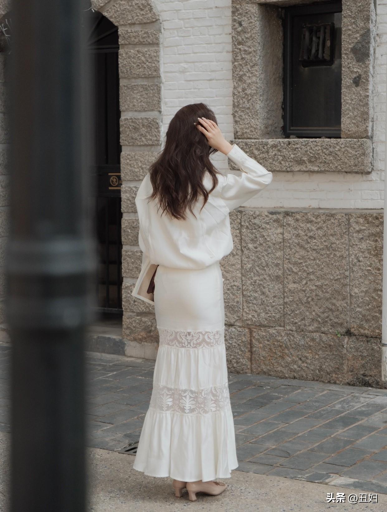 什么样的裙子才能兼顾优雅与迷人?白色裙绝对是兼顾优雅与迷人的首选！强烈安利缎面白