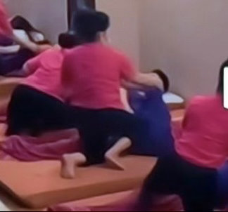 王俊凯身体柔韧度 看他被按摩师傅掰来掰去的样子，我默默摸了摸自己的老腰，人和人的