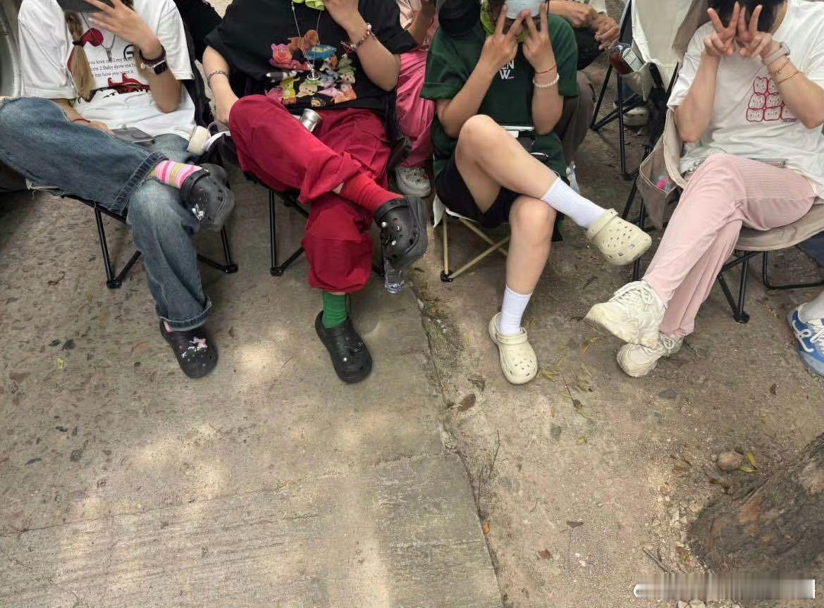 陈伟霆 坐这么舒服啊你们 九门片场，陈伟霆见探班粉丝松弛地排排坐，说 “坐这么舒