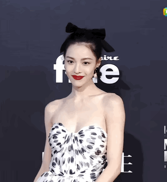 钟楚曦
一个把美丽刻在骨子里的女人！