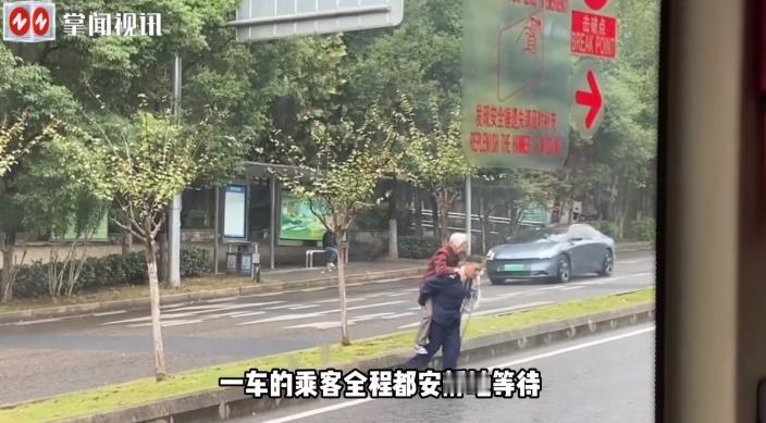 这公交司机发自骨子里的善良！10月19日，重庆一公交司机刚把公交车开到站点，突然