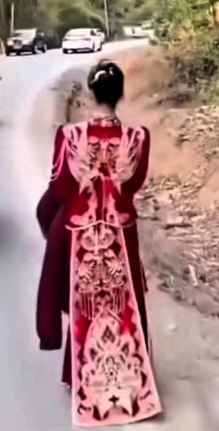 寒心！远嫁的女子婚礼进行一半时，新娘才得知新郎隐瞒了家中已有两个孩子的事实，得知