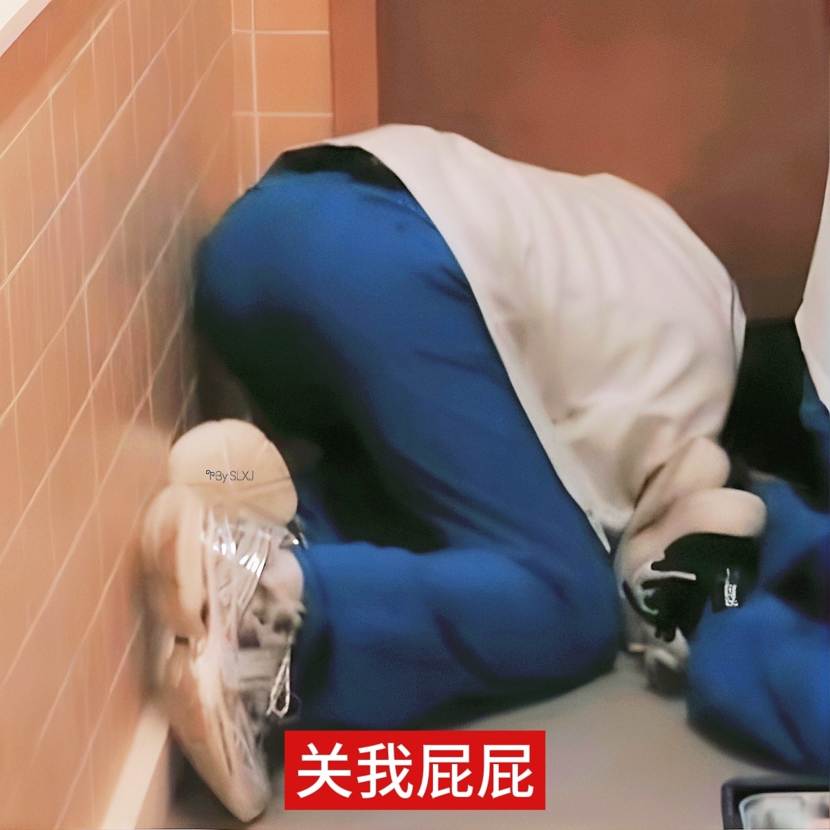 张真源给NPC照明张真源对NPC好温柔被张真源的教养狠狠戳中，看见NPC通行不便