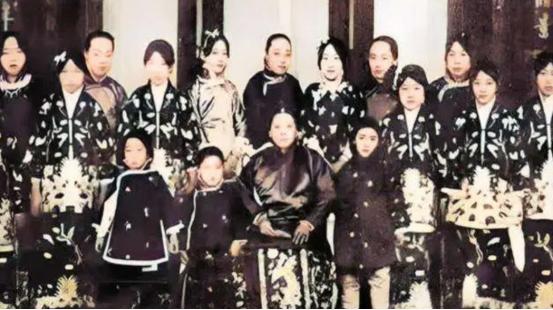 袁世凯一生娶了1个正妻9个姨太太，一天，他喝醉了，把美貌女子拽进了房间，不顾女子