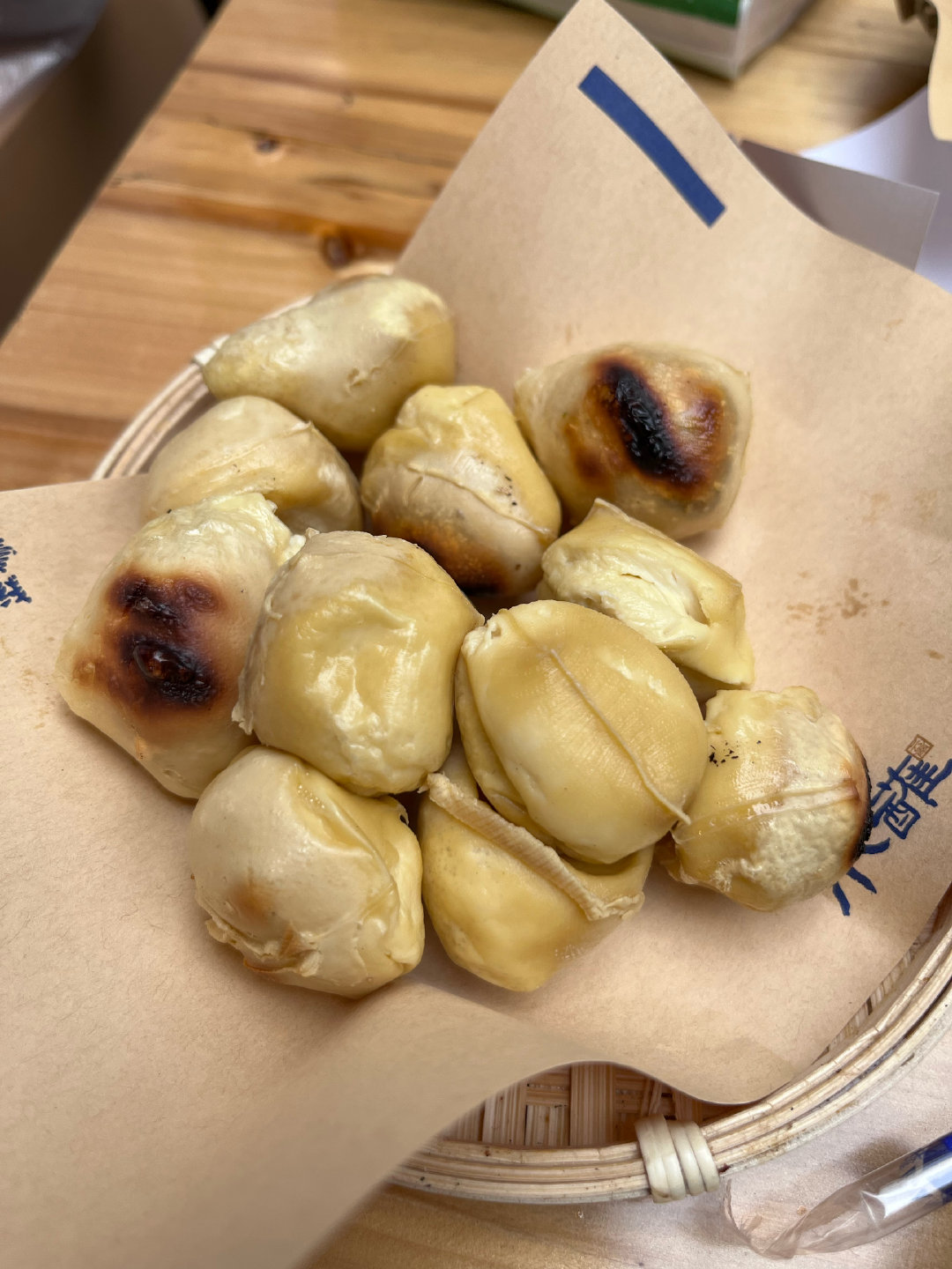 在胖酥闻到昆明臭豆腐而止不住“约约约”的那天下午，他一定会想起第一次见到螺蛳粉的