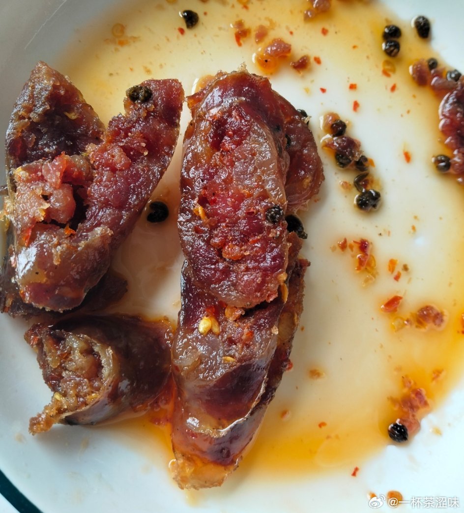 我这刀功，我妈看见都要骂我两句来自妈妈的味道，腊肠！就是花椒太多了，好麻