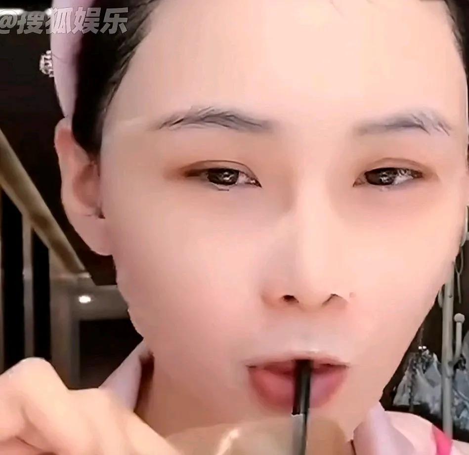 汪小菲结婚，网友跑去张颖颖的直播间问她现在什么心情。张颖颖说非常舒畅。
其实张颖