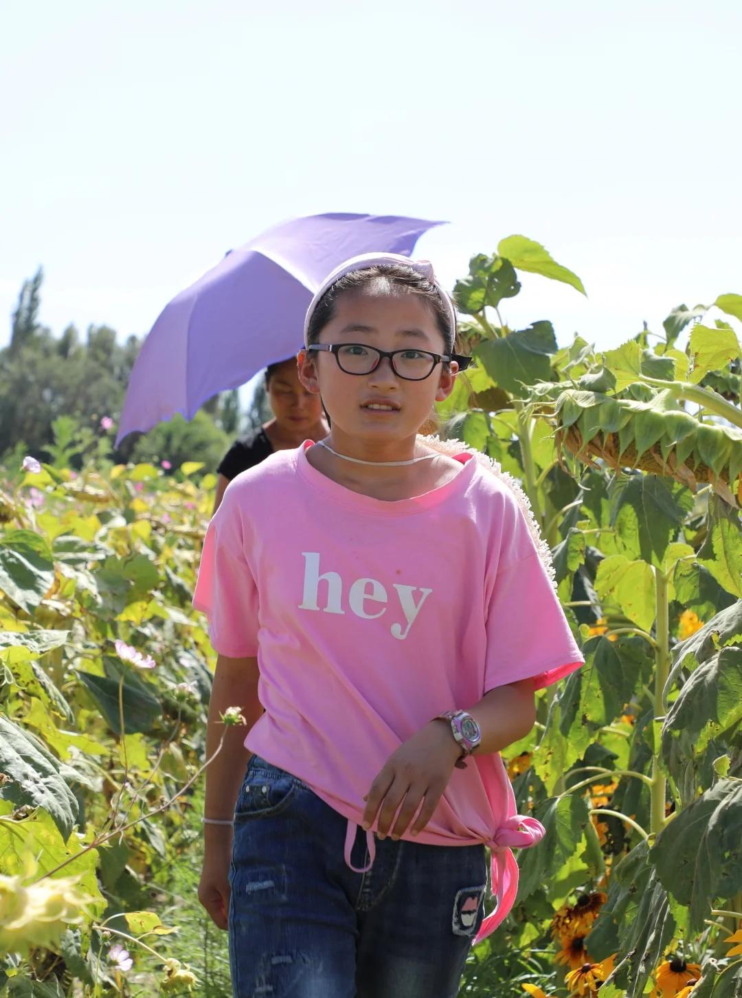 你是天上的星星，我就是温柔的月亮。路边的田里种满了各色的花儿，太美了！二十多天的