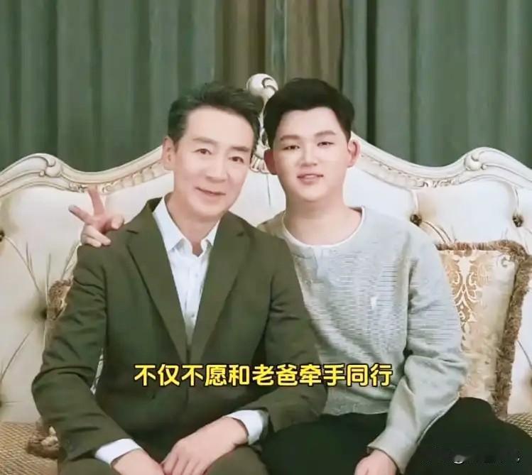 寇振华很“失败”
怎么可以教育出来这样的儿子呢
被18岁的儿子嫌弃到如此地步？