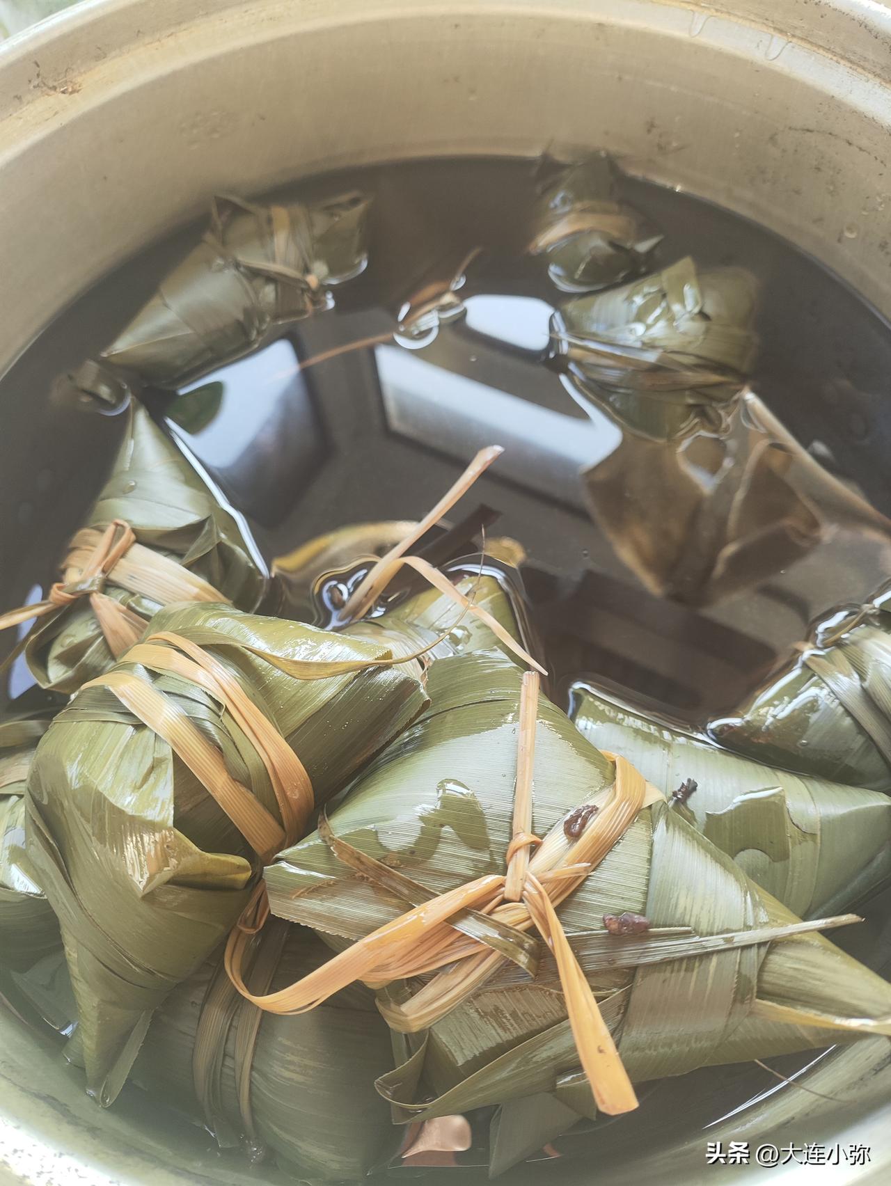 外面粽子再精致，抵不过老妈手工端午味！
 
端午的仪式感，永远是老妈提前拉满！早