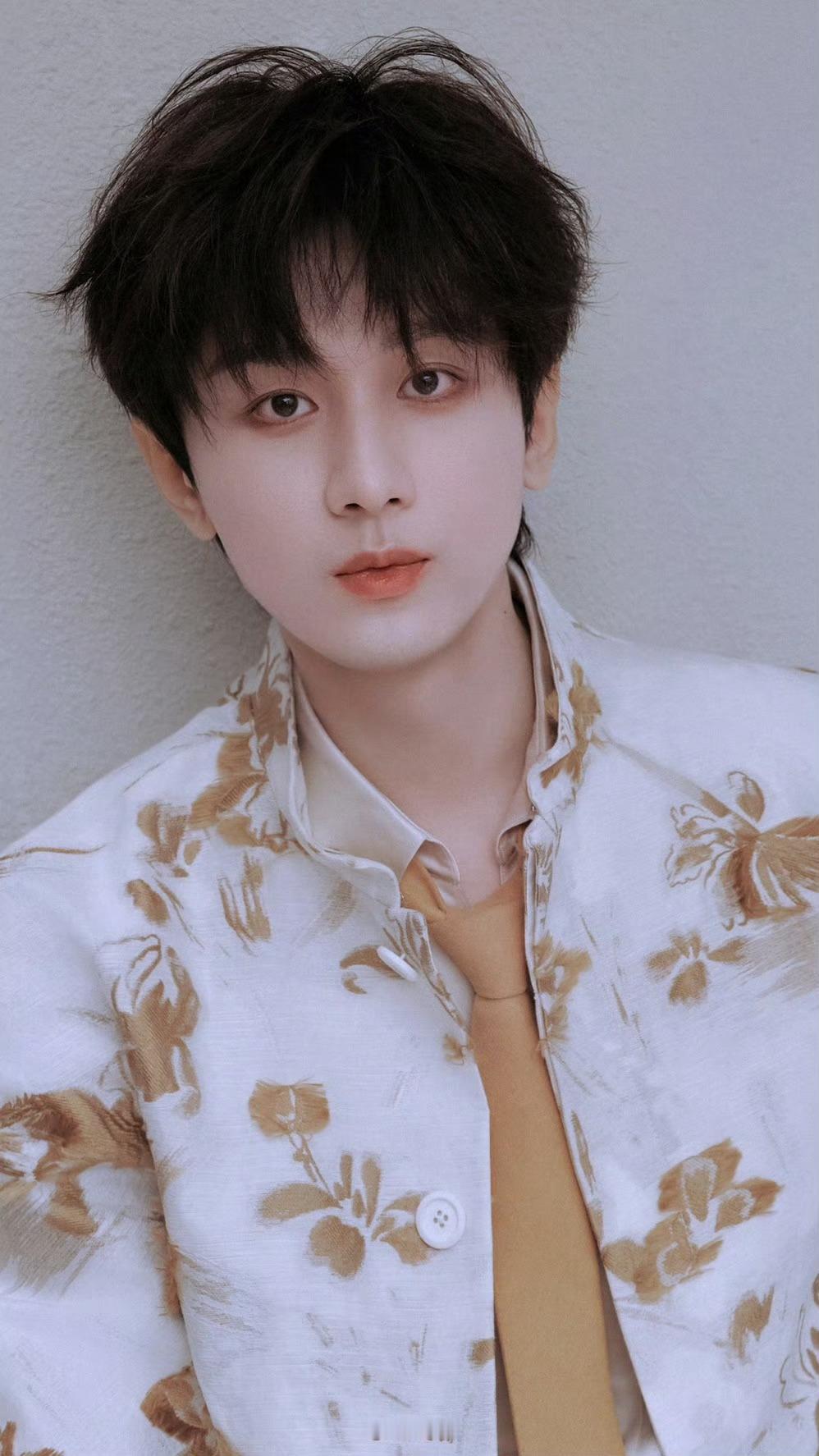 还是想不明白肖战和成毅粉为啥老要干架印象中肖战是和王一博来着 成毅不是很任嘉伦来