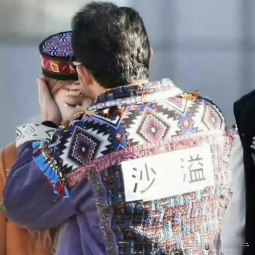 特意看了沙溢和宋雨琦的争议画面，感觉有些人太敏感了！
刚刚打开手机，看到了奔跑吧